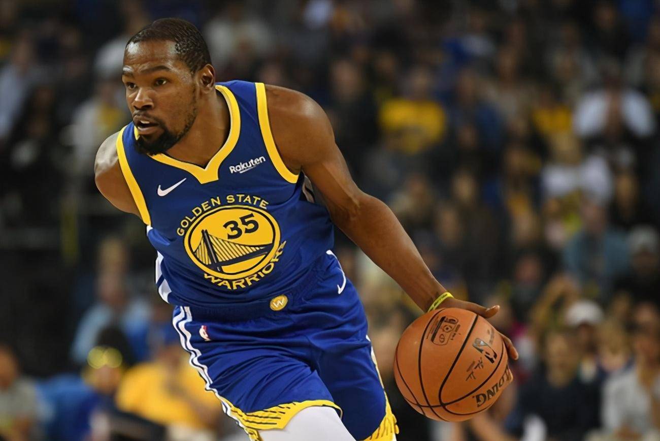 他在足球场 他在足球场